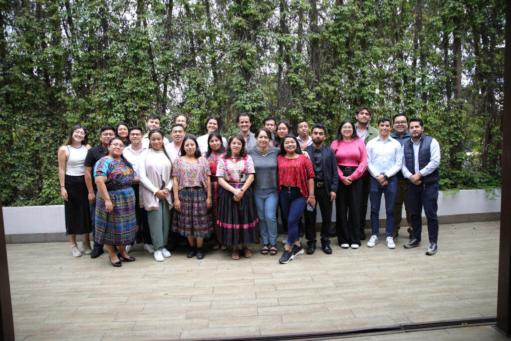 Jóvenes en talleres presenciales financiados por el DPPA analizando diálogos digitales sobre participación política. Crédito: Fundación Esquipulas