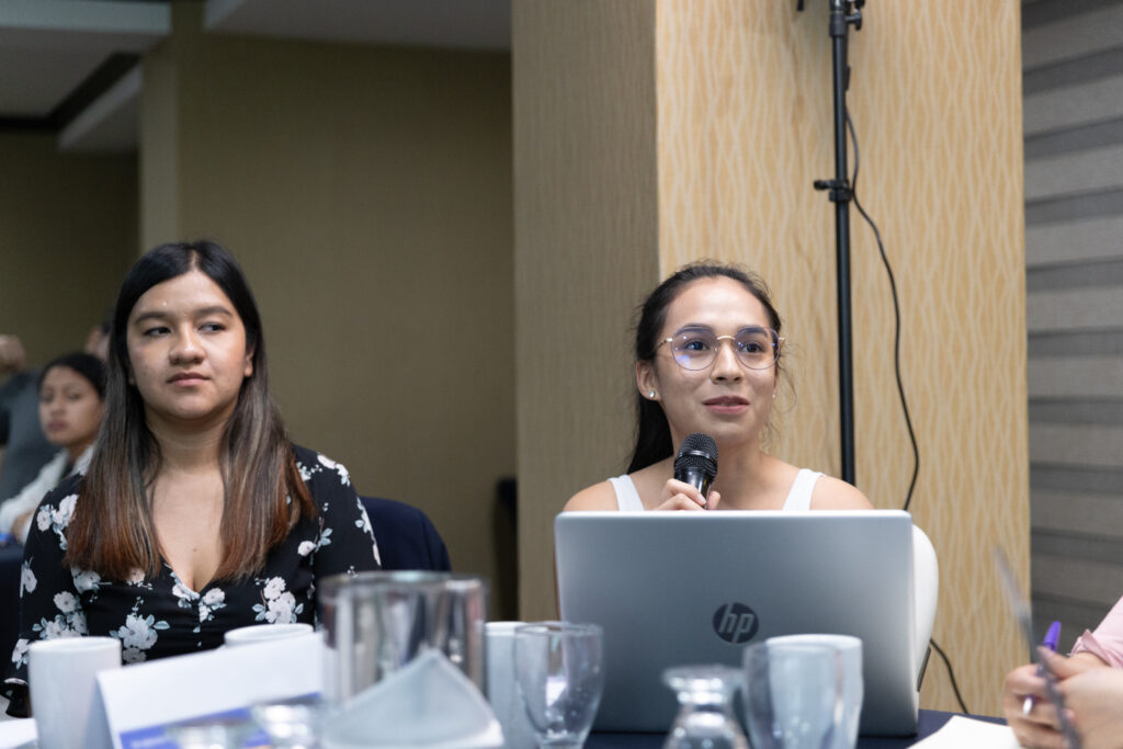 Jóvenes líderes discutiendo sobre reforma electoral y lucha contra la corrupción en Guatemala. Crédito: Fundación Esquipulas.