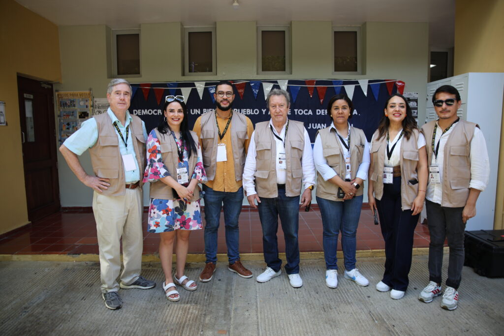 Miembros del Ecosistema para la transformación social durante las elecciones general de la República Dominicana.
