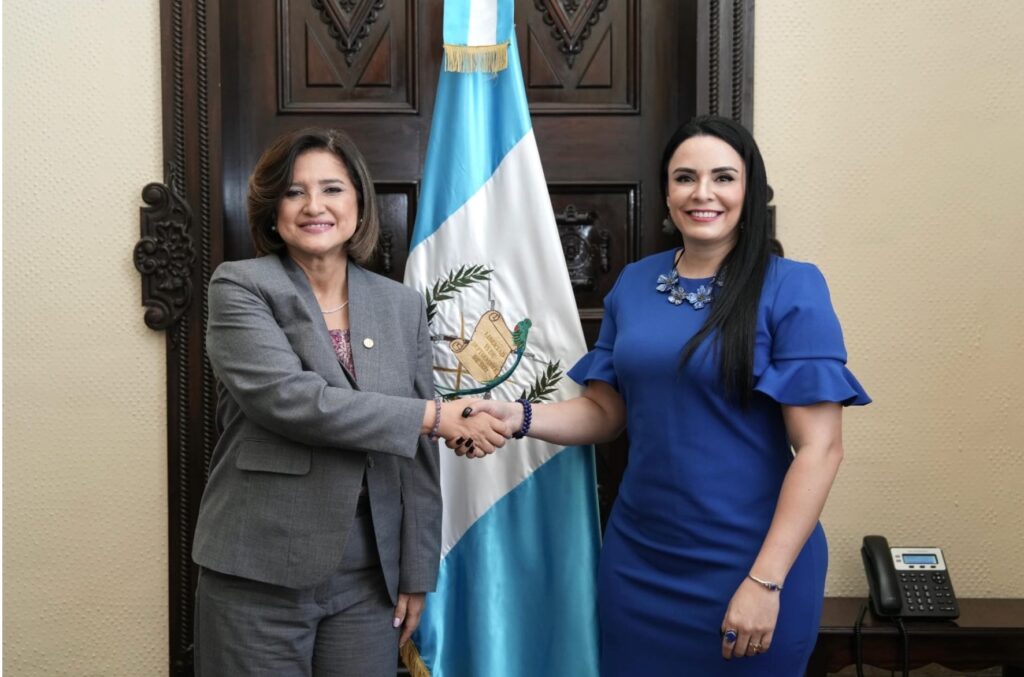  La Vicepresidenta de Guatemala, Karin Herrera sostuvo una reunión la Presidenta de la Fundación Esquipulas, Olinda Salguero para dialogar sobre el fortalecimiento de la democracia, la paz y la integración regional. 