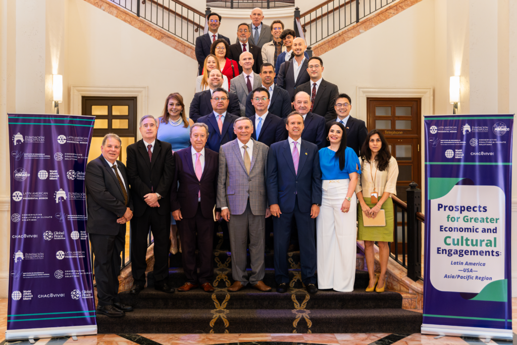  Participantes del foro "Prospects for Greater Economic and Cultural Engagements: Latin America—USA—Asia-Pacific Region" posan para la foto oficial en el Colonnade Hotel, Coral Gables, Florida. Este evento reunió a líderes regionales, expresidentes y expertos para fomentar el diálogo sobre cooperación económica y cultural entre continentes.